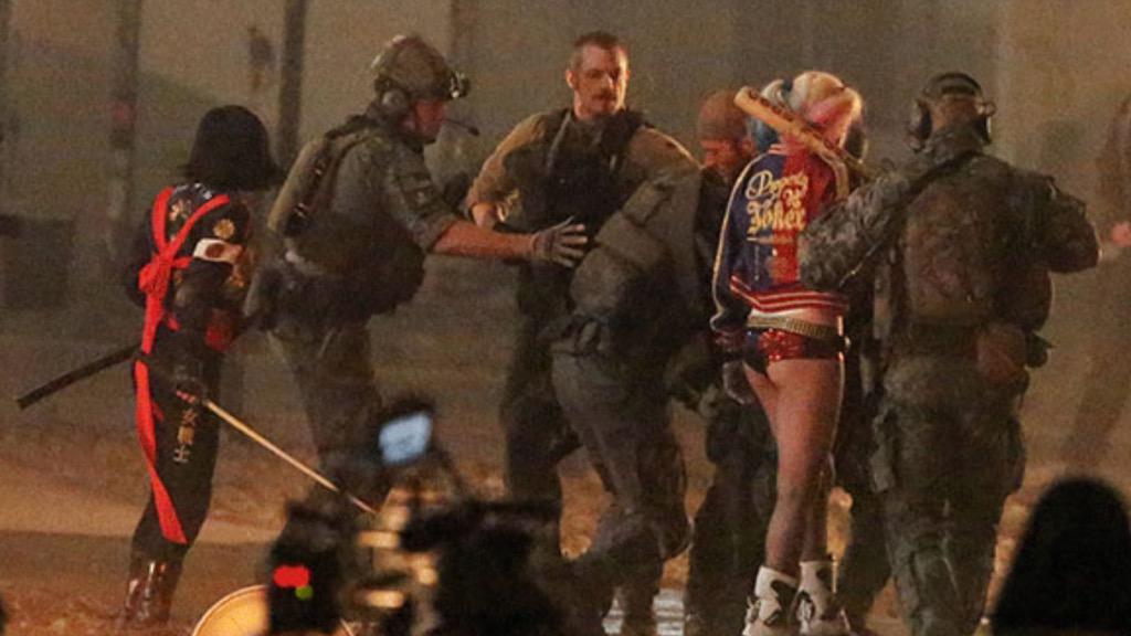 #SuicideSquad filminin setinden fotoğraflar. HarleyQuinn ve DeadShot karşınızda.