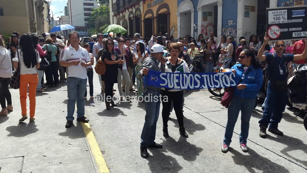 leoperiodista's tweet image. Trabajadores #ULA inician #ULAhora0 y protestan frente Rectorado
