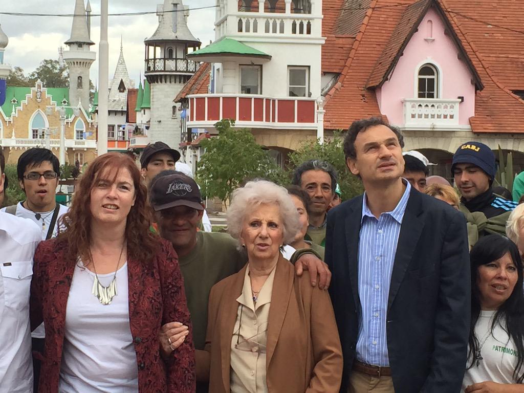 PabloBruera's tweet photo. Un orgullo presentar con Estela de Carlotto la muestra Las Abuelas y la genética en la República de los niños http://t.co/HsZjThvSpW