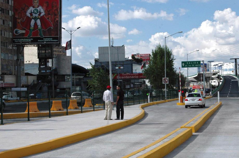 Reporte_Indigo's tweet photo. Renuncia secretario de Edomex, Apolinar Mena, por pedir favores ilegales a OHL
http://t.co/f34e2IRre5 http://t.co/jHfRtQadZx