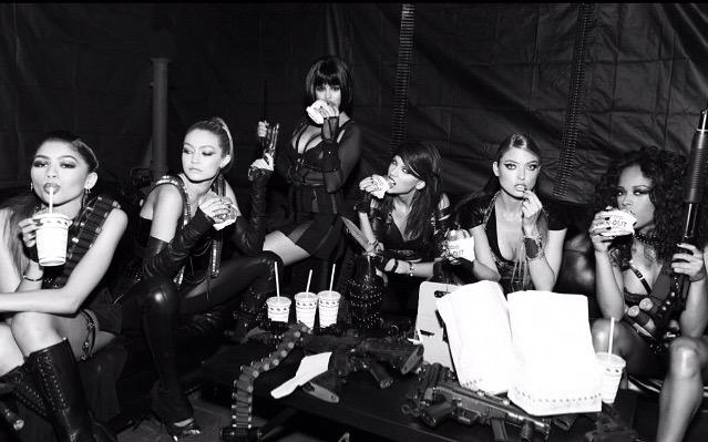 ___TaylorS___'s tweet photo. These girls. ❤️😘 http://t.co/J68u2ULFag