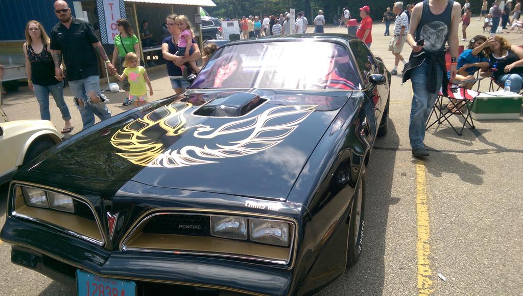 VazDrae's tweet photo. A few of the many awesome Pontiacs of #AutoMotion2015 http://t.co/n9iQeH62Cp