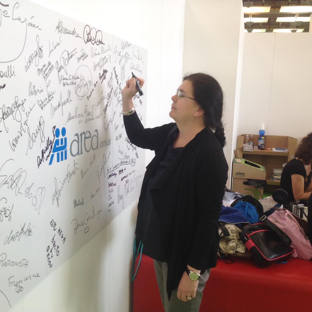 areaonlus's tweet photo. Anche @beatrice_merz firma il muro degli amici di area al @SalonedelLibro @Borossella @FondazioneMerz @MerzPrize http://t.co/0cngbifcXd