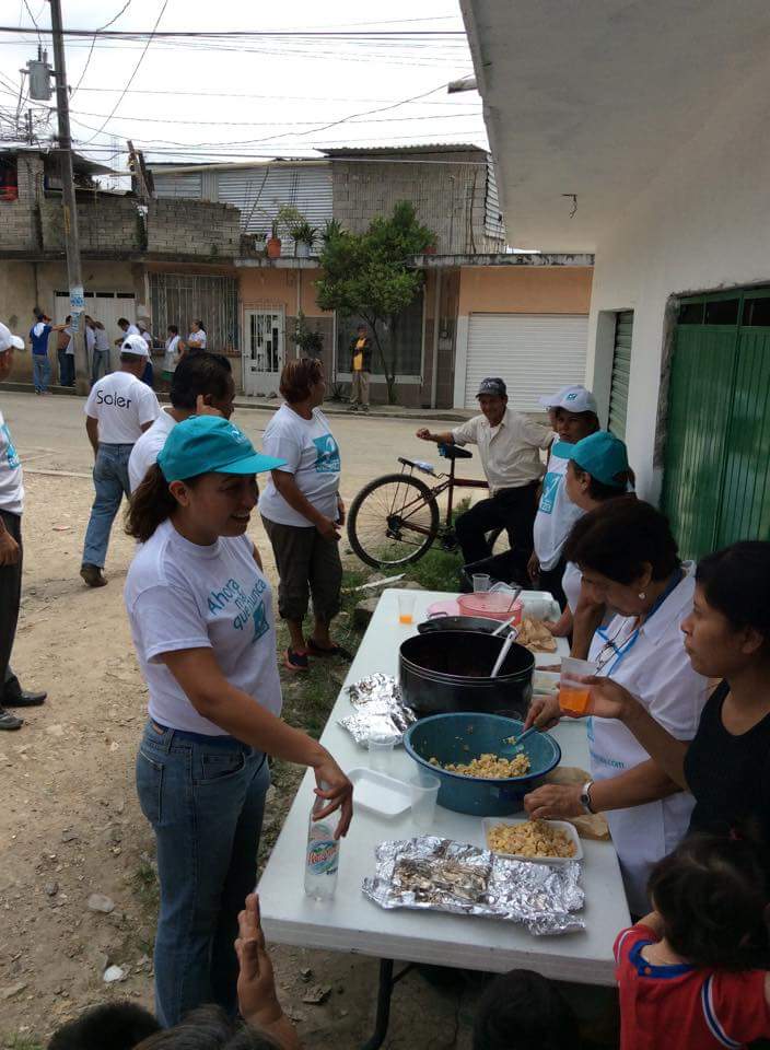 jorgesolergomez's tweet photo. #desayuno con los vecinos de la Colonia Gutiérrez Barrios. Seguimos escuchando sus inquietudes. #NuevaAlianza http://t.co/BxCWDkhWpD