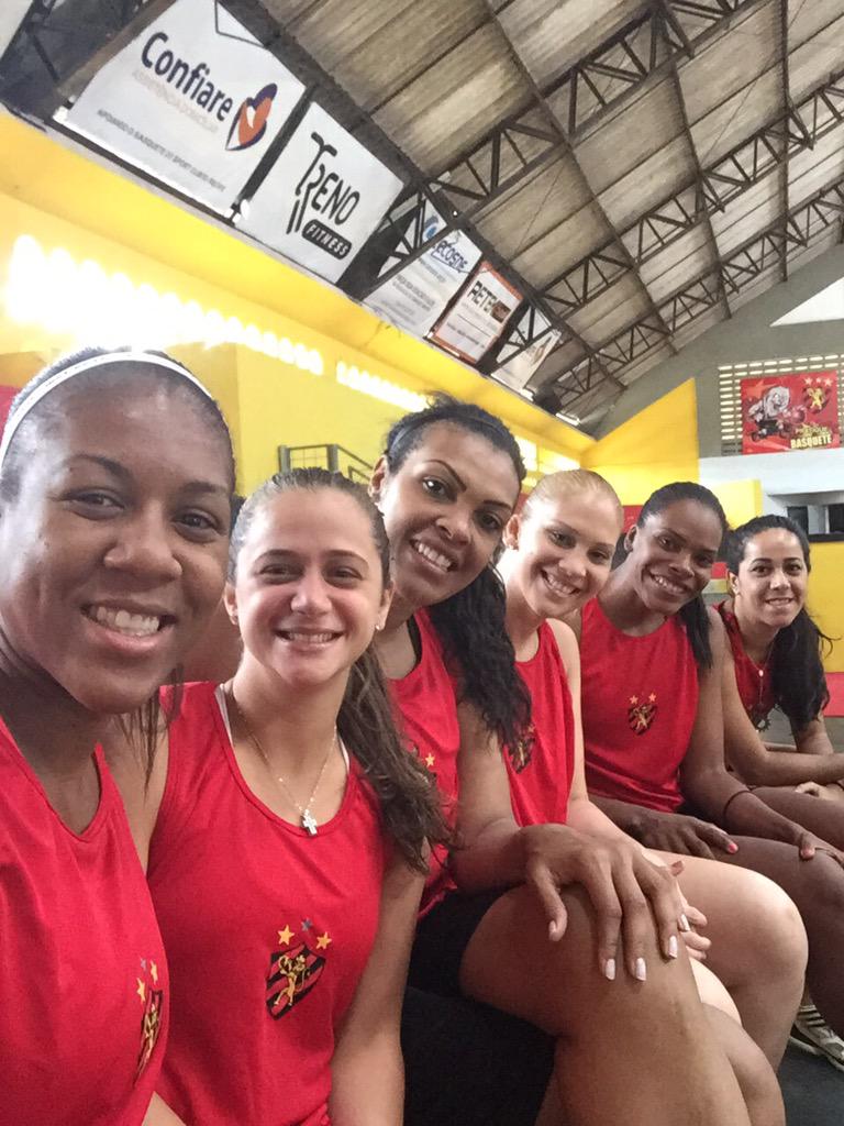 BasqueteSCR's tweet photo. COMEÇOU!

Sport fez o primeiro treino físico,  agora pela manhã. Á noite, Rildo Accioly comanda treino com bola. http://t.co/bLSqmGU86h