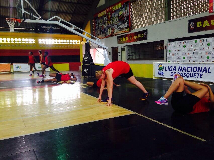 BasqueteSCR's tweet photo. COMEÇOU!

Sport fez o primeiro treino físico,  agora pela manhã. Á noite, Rildo Accioly comanda treino com bola. http://t.co/bLSqmGU86h