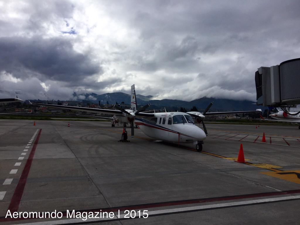 HotelCharlieAv's tweet photo. Rockwell Commander 690C de #Saereo en #Latacunga @drplanespotters @n_larenas @MexAirSpotters @AviacionEcuador http://t.co/5uZPKds7Hr
