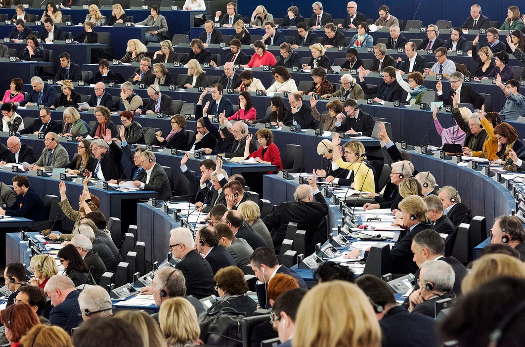 Europarl_EN's tweet photo. MEPs vote on #financialbenchmarks, #development and #healthcare issues. #EPlenary live: http://t.co/x0kzHQ1QcE http://t.co/xv18m0sPPV