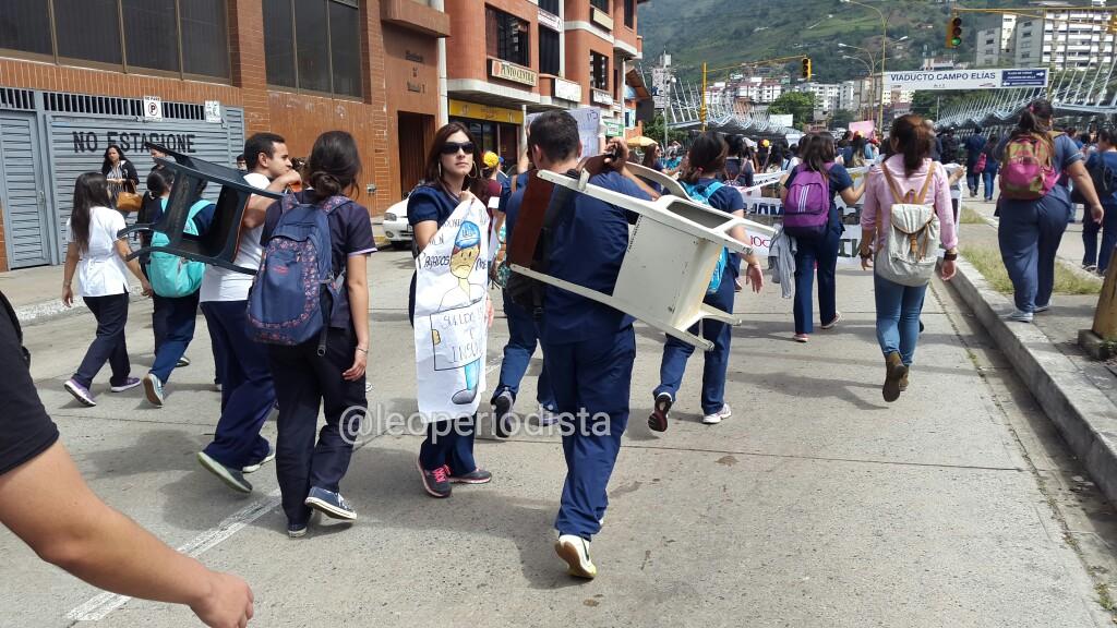 leoperiodista's tweet image. Protesta en viaducto Campo Elías,estudiantes Odontología exigen insumos.#ULAhora0