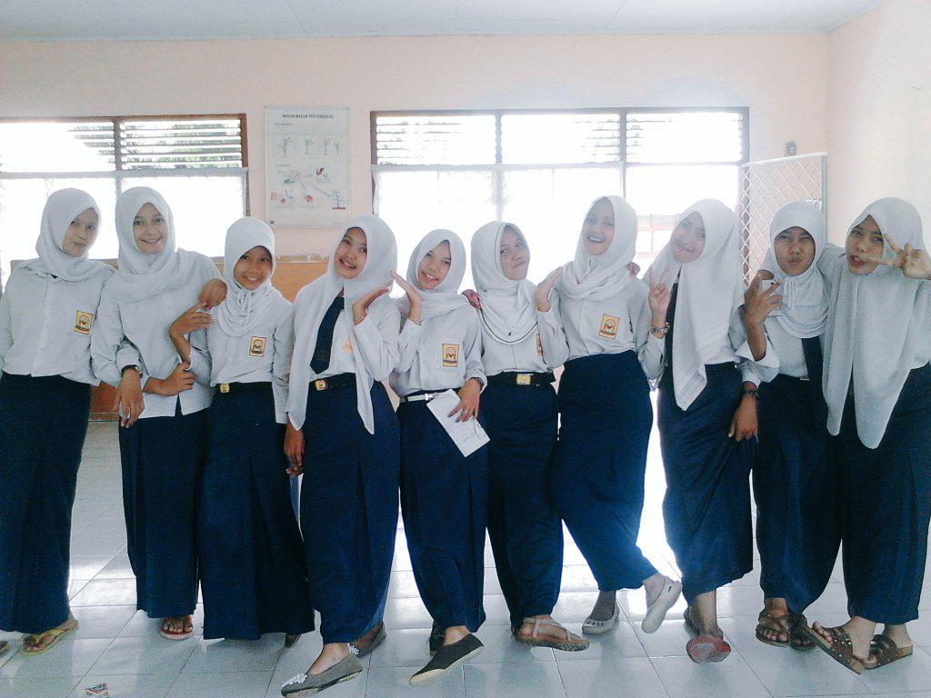 zulpabarbie12's tweet photo. At school🎊 with mybestfriend😆😚 http://t.co/6mUu1ABjGj