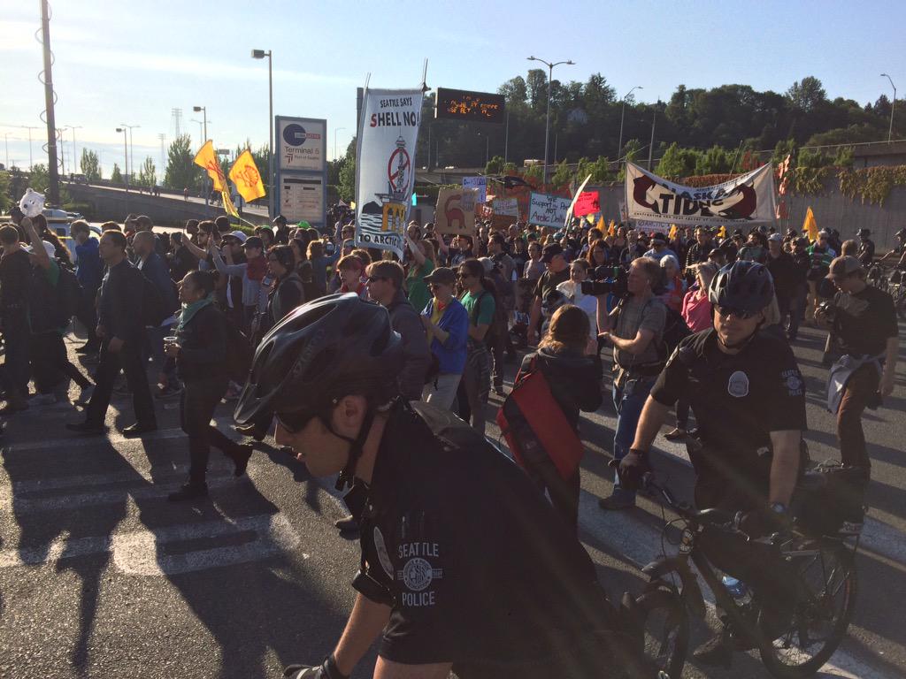 AdventureCkr's tweet image. Marchers w/ #YouShellNotPass reach Terminal 5 to block all access to #PolarPioneer #LiveOnKOMO