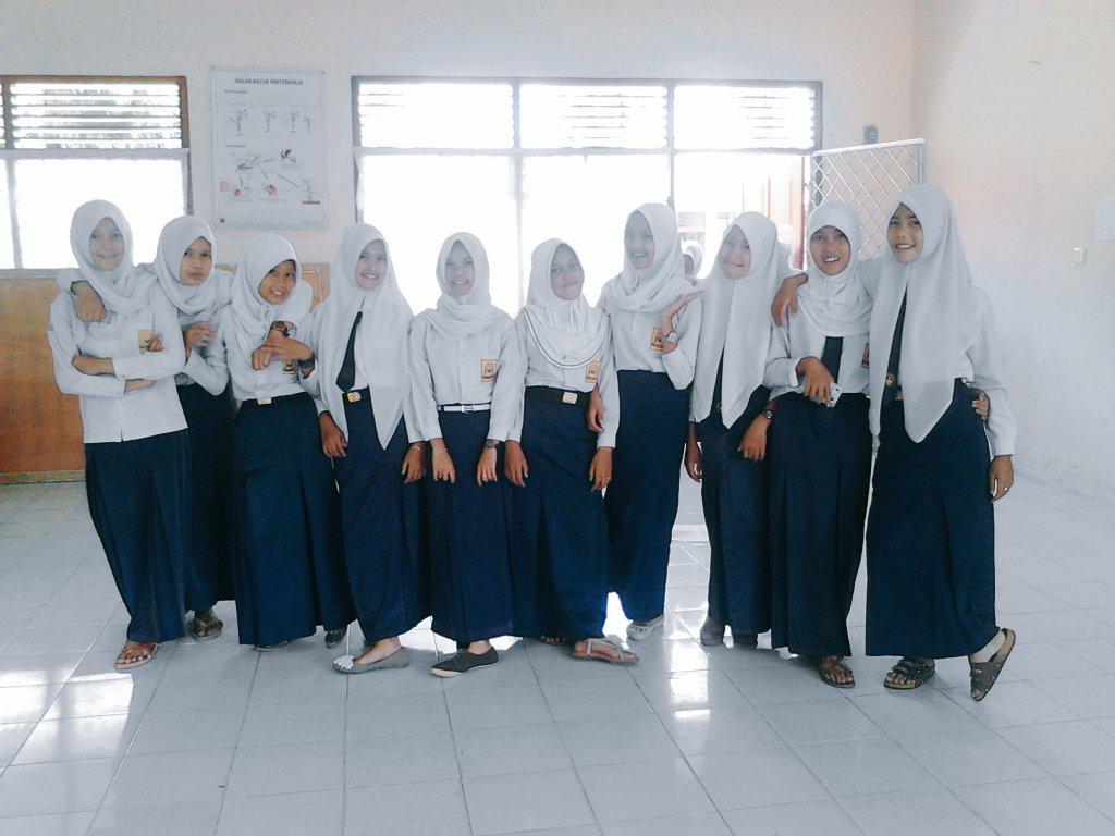 zulpabarbie12's tweet photo. At school🎊 with mybestfriend😆😚 http://t.co/6mUu1ABjGj