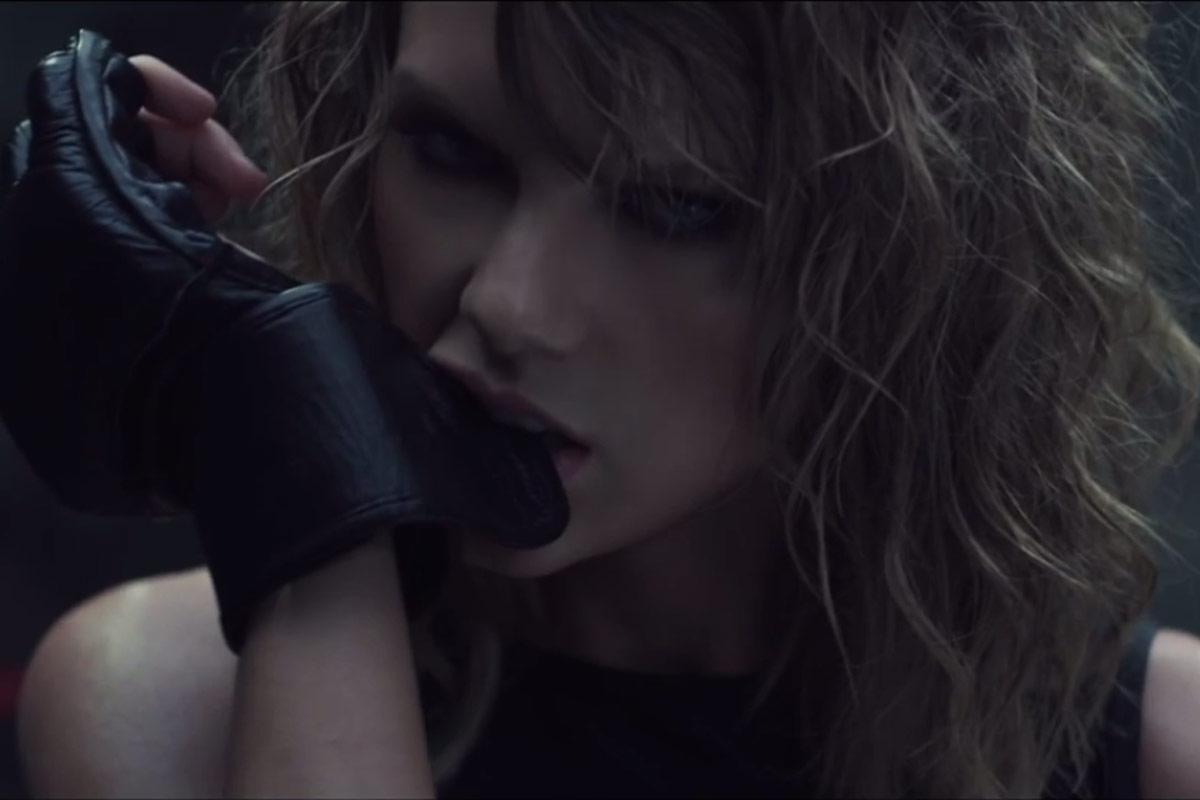 StargazingBlog's tweet photo. Taylor Swift debuts "Bad Blood" video at Billboard Awards http://t.co/8nldolorGe http://t.co/ZnfmCXhILO