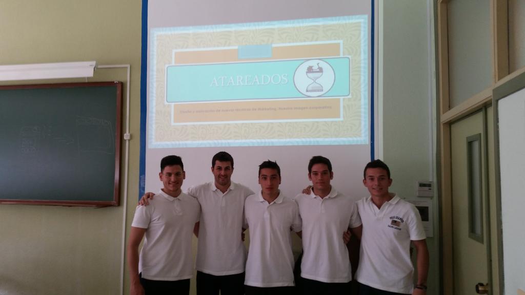 RafaelAnSan's tweet photo. Última práctica con alumnos de ADE+Derecho. Han diseñado la imagen de nuevas empresas #dircomade15 Grupo "Atareados" http://t.co/keQjvozWn1