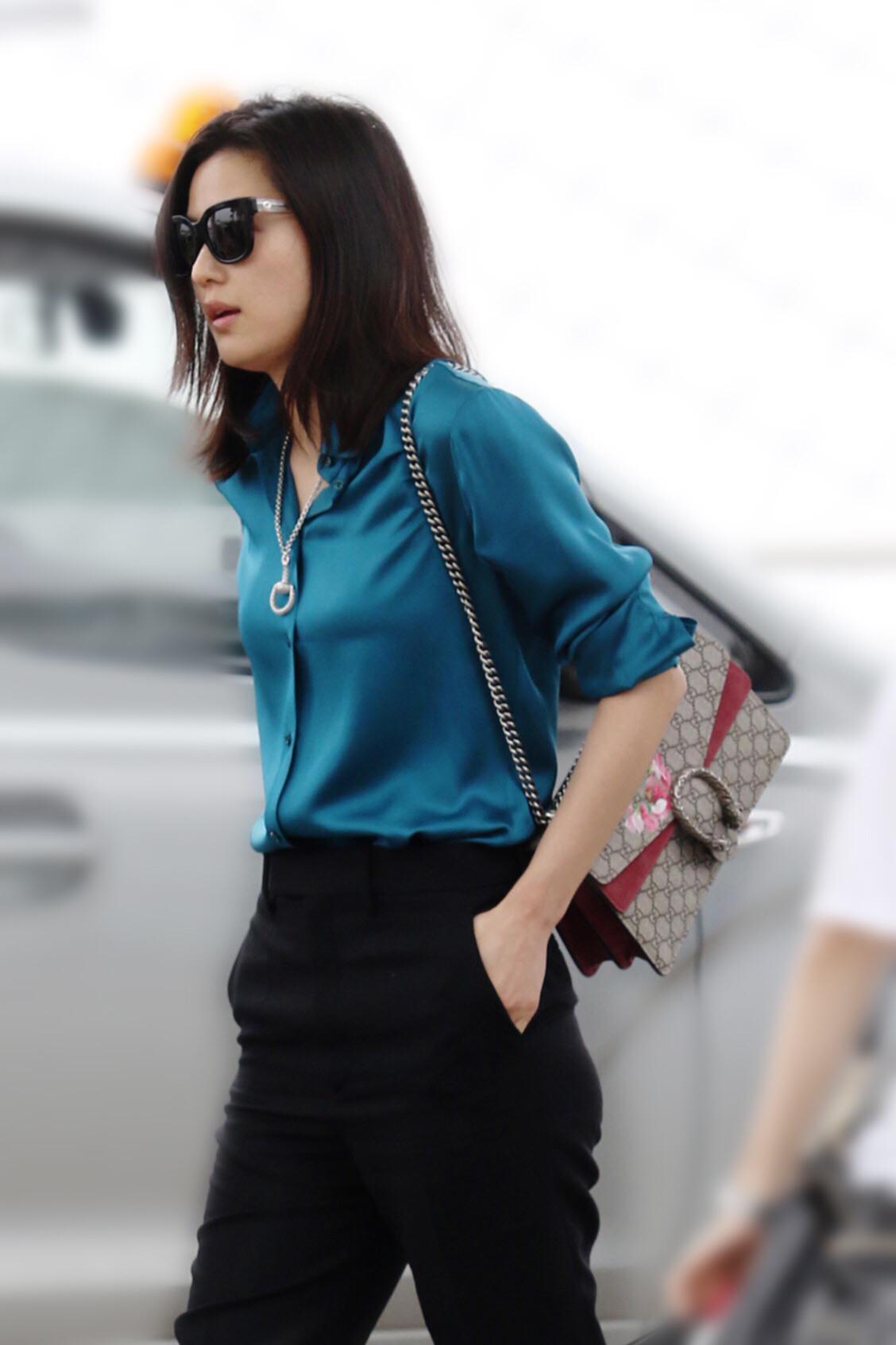 O Xrhsths Gucci Japan Sto Twitter 韓国の女優gianna Jun チョン ジヒョン ソウル空港にて 15 年グッチ秋冬コレクションのサテンブラウス ローエッジ ウールパンツ ファーサンダル Dionysusショルダーバッグを着用 Http T Co Pz11lqzolk Twitter
