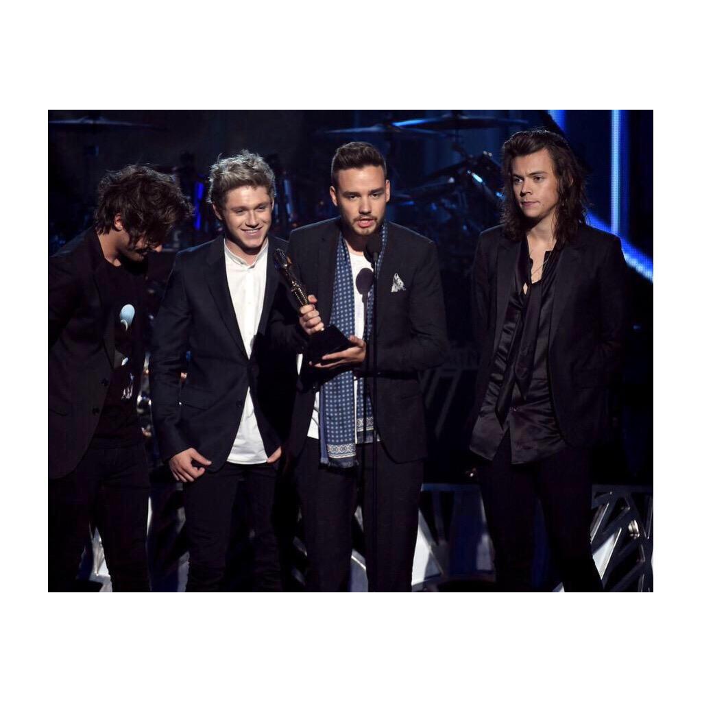 nana0723_1D's tweet photo. Liamのスピーチ

「この賞をファン達と僕たちの兄弟であるZaynに捧げるよ。」

Liam泣かせてくれるね。
ちゃんとZaynのことも考えてくれる Liamは思いやりのある人だよ。
安心といい言葉をありがとう😭😭 http://t.co/9fEQ4qOZMT