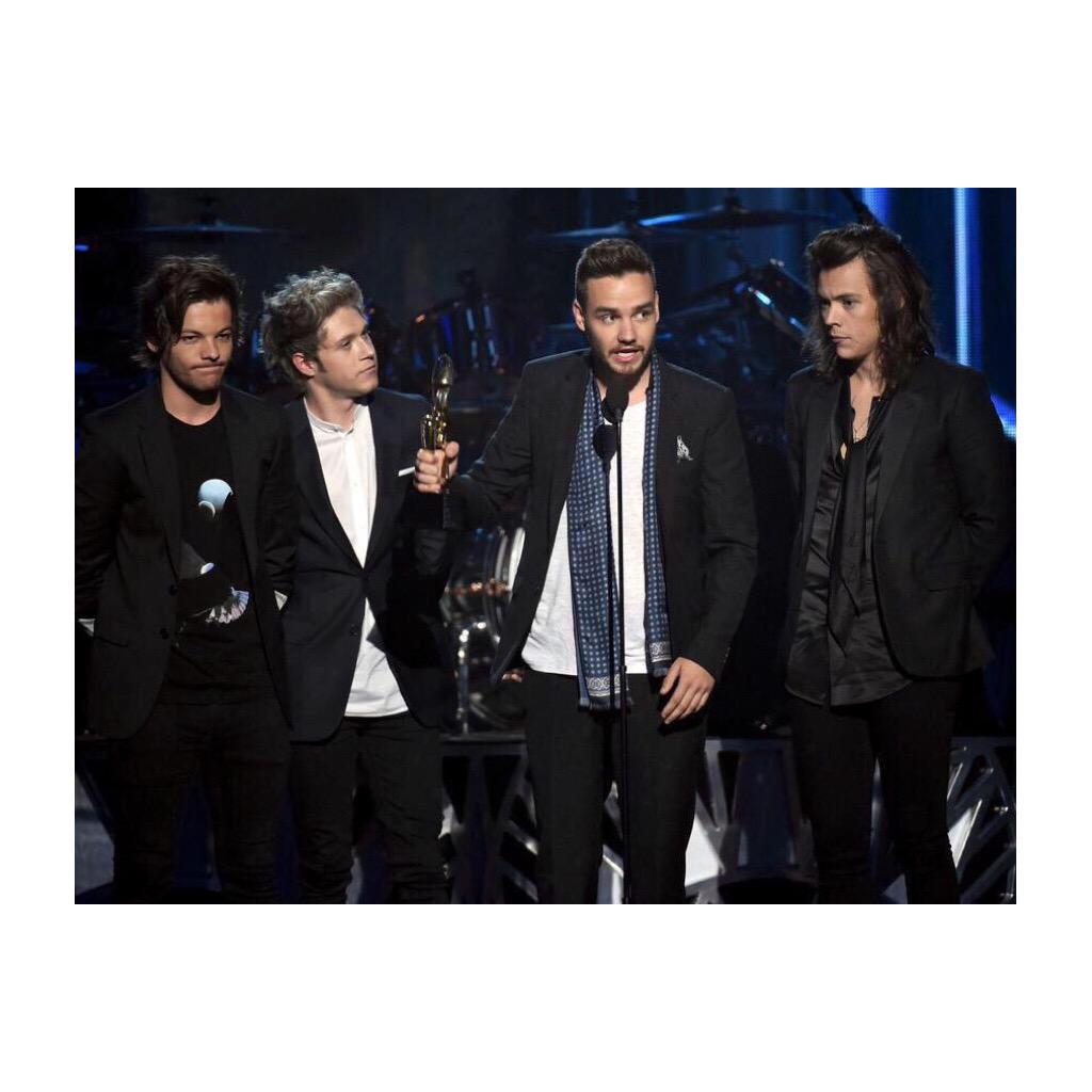nana0723_1D's tweet photo. Liamのスピーチ

「この賞をファン達と僕たちの兄弟であるZaynに捧げるよ。」

Liam泣かせてくれるね。
ちゃんとZaynのことも考えてくれる Liamは思いやりのある人だよ。
安心といい言葉をありがとう😭😭 http://t.co/9fEQ4qOZMT