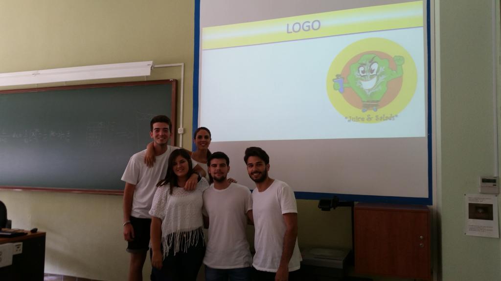 RafaelAnSan's tweet photo. Última práctica con alumnos de ADE+Derecho.Han diseñado la imagen de nuevas empresas #dircomade15 Grupo "LaGreeniVan" http://t.co/wuIwoSgyAQ