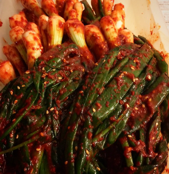 Jingogaeuk's tweet photo. If you're having a #MeatfreeMonday, keep things simple with some delicious spring onion #kimchi and a bowl of rice. http://t.co/H3WdDZwX9G