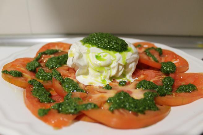 tomatepasodoble's tweet photo. ¡Qué delicia! Ensalada de burrata #tomate y pesto http://t.co/WiqrdxPL2w @mipincheyyo http://t.co/F6mZNfEYhj
