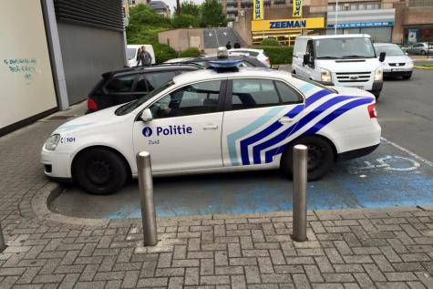lesoir's tweet photo. #Bruxelles Un sandwich qui pourrait coûter cher à un policier (photos) http://t.co/H5JggLqmDT http://t.co/YixG4TVaAx
