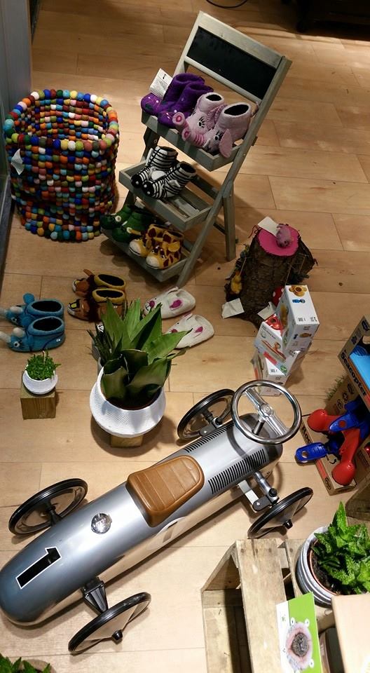 GentZuid's tweet photo. Pop Up Shop on the move #Gent #shopping # Gent Zuid. 11 jonge ondernemers stellen hun onderneming voor. http://t.co/aYkMIzfjPe