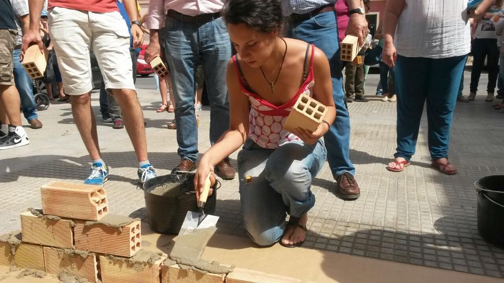 iuhuelva's tweet photo. Nuestra candidata a @NonyPCA hace su aportación a la reivindicación de EscuelaArte #AhoraIzquierdaUnida #Huelva http://t.co/w75Xm48EPh