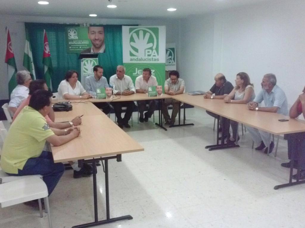 AntonioJRuizA's tweet photo. Hoy en #Jerez acompañando a @SantiagoCasal con el deporte base de la ciudad #DefiendeJEREZ http://t.co/jmgVVHdKWZ