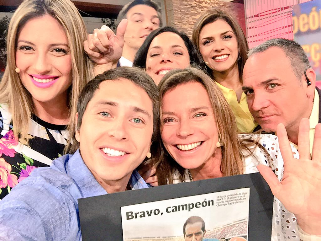Karol_LuceroV's tweet photo. #LunesConTodoMG ahí nuestra foto para felicitar a @C1audioBravo desde @muchogustoMEGA http://t.co/4MK5i2hnb0