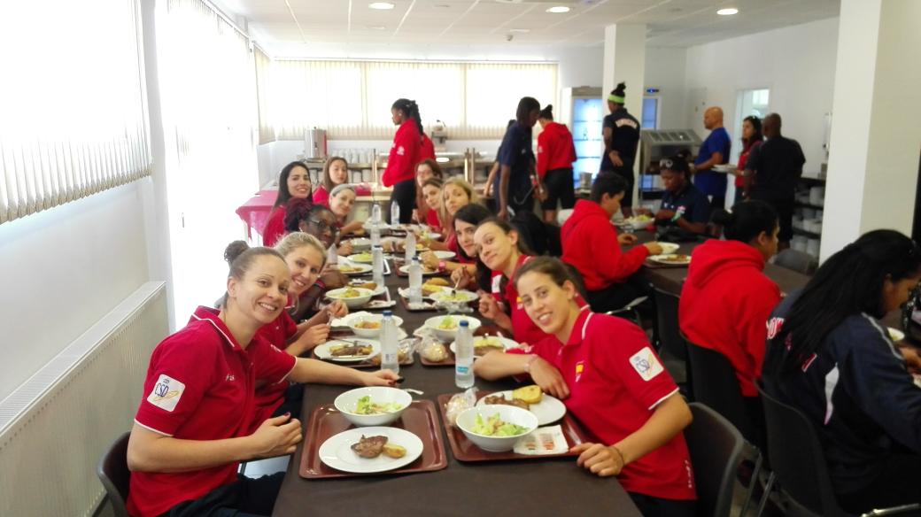 JuanAlonsoESP's tweet photo. @RFEVB La selección femenina ya está en el centro internacional de voley playa de Lorca. Momento comida http://t.co/Iw4h6LAuMc