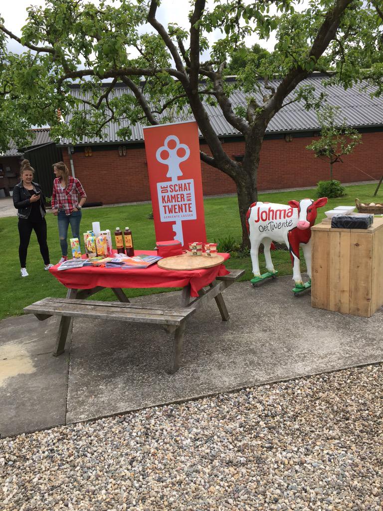 Met nw brochure van @VVVDeLutLosBeu en salade van Johma opent bgm michaelsijbom toeristisch seizoen <a href="/GemeenteLosser/">Gemeente Losser</a>