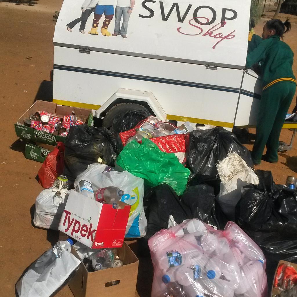 CeletiaReinders's tweet photo. One of the coolest initiatives I've seen- Swop Shop! Learners swop recyclable items for stationary. Too much fun! ♻👏 http://t.co/LASgDeuld4
