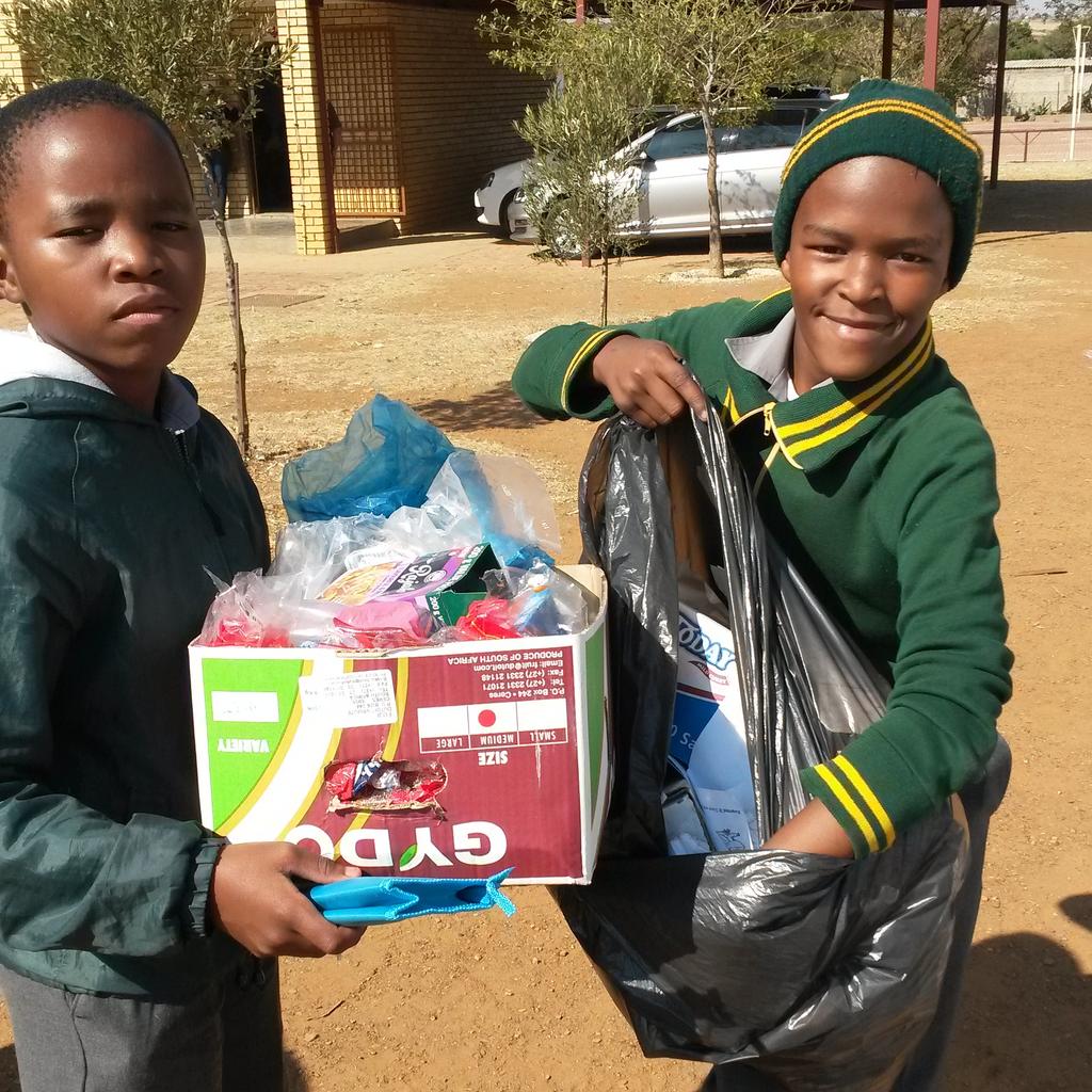 CeletiaReinders's tweet photo. One of the coolest initiatives I've seen- Swop Shop! Learners swop recyclable items for stationary. Too much fun! ♻👏 http://t.co/LASgDeuld4