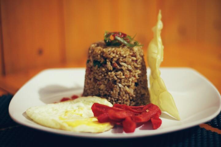 kedaiberisik's tweet photo. Nasi Goreng Rp10.000 dengan sosis dan kornet dan sosis goreng,telur mata sapi #kulinerBDG #KulinerBandung https://t.co/brMnFnVwZp