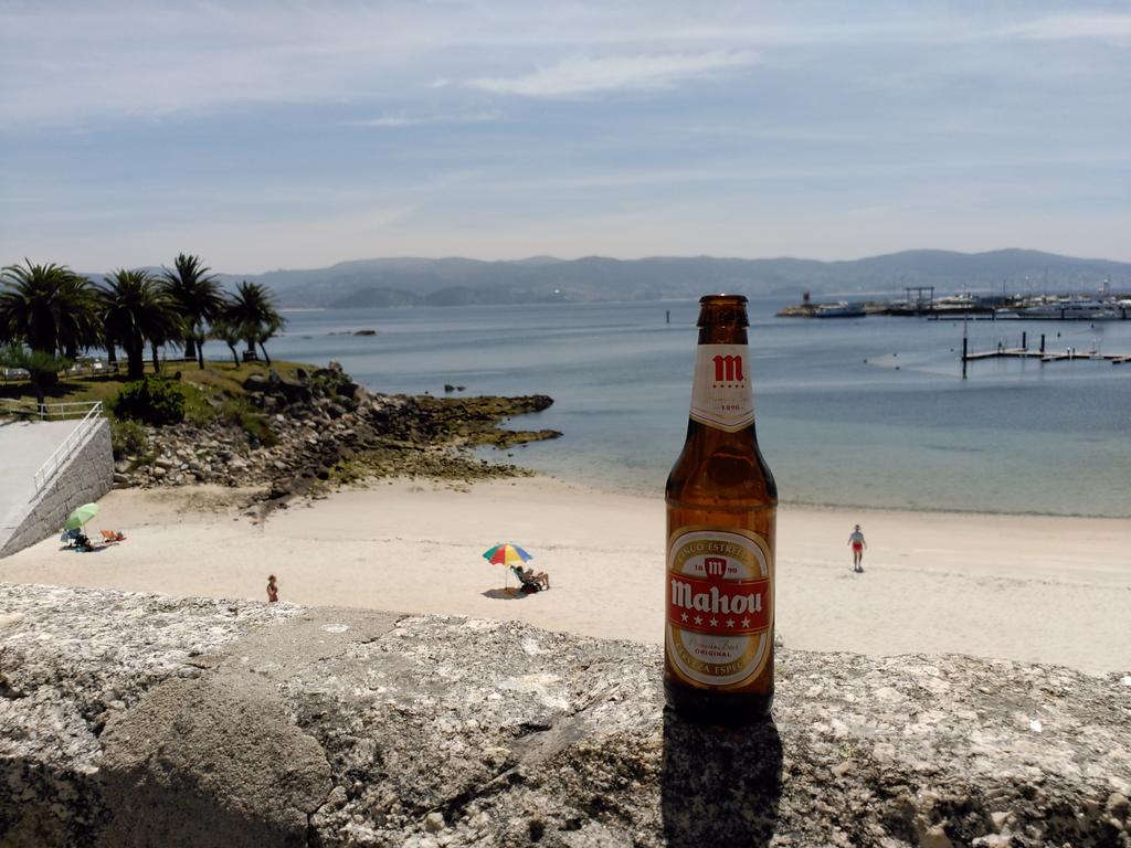 Nacho_Guada's tweet photo. Tomando una Mahou en terrirorio de estrella Galicia...#Sanxenxo @MahouSanMiguel @mahou_es http://t.co/DfS8evzyVS