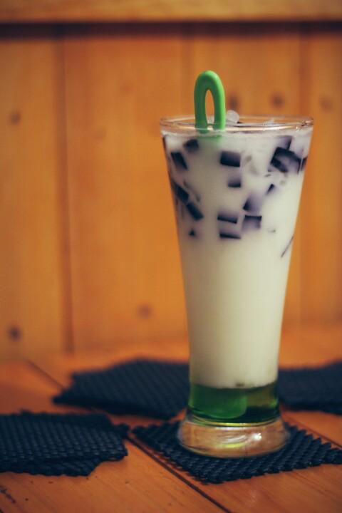 kedaiberisik's tweet photo. Es Cingcau keling Rp 8.000 #kulinerBandung #KulinerBDG #makanpakereceh https://t.co/PvVPAh1PSz