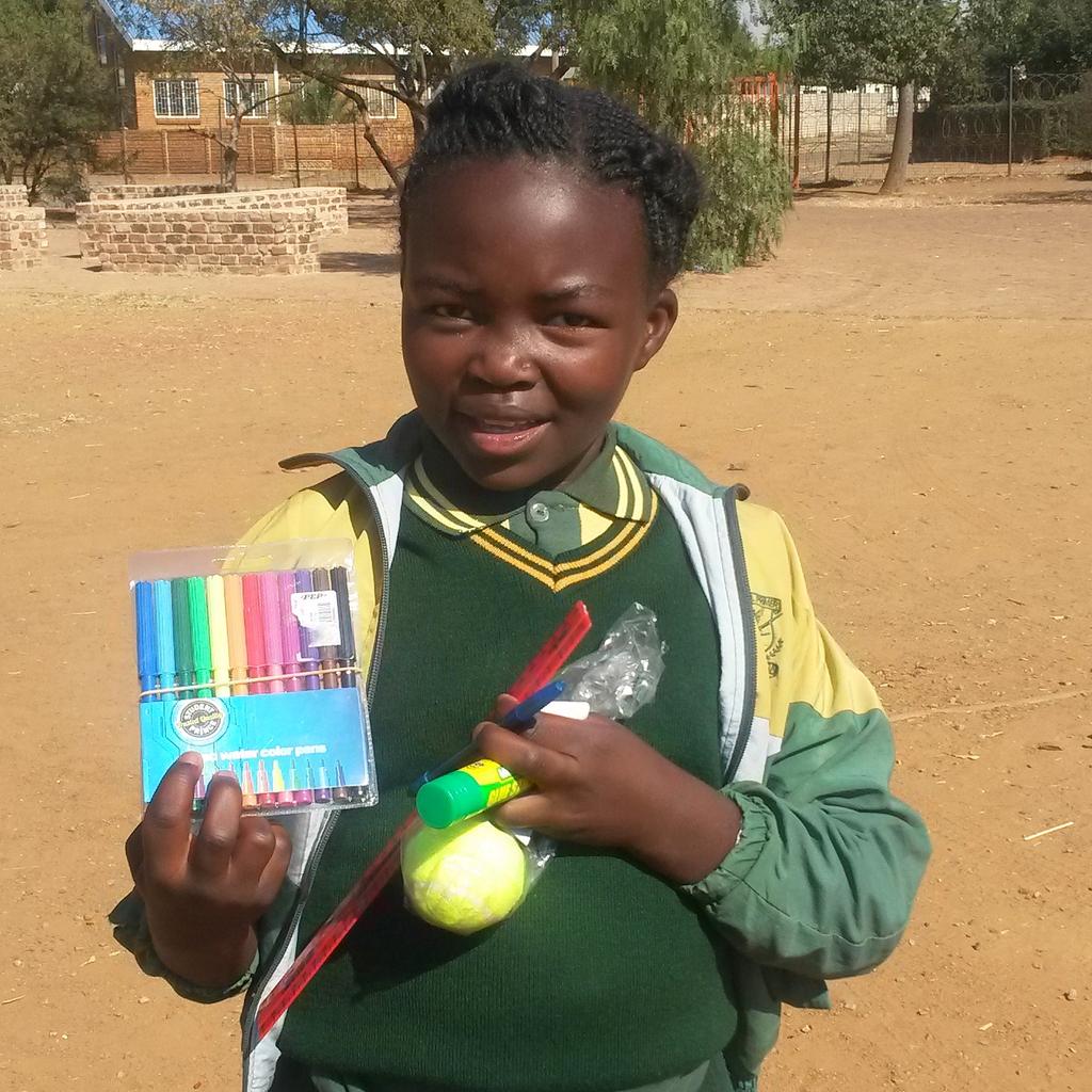 CeletiaReinders's tweet photo. One of the coolest initiatives I've seen- Swop Shop! Learners swop recyclable items for stationary. Too much fun! ♻👏 http://t.co/LASgDeuld4