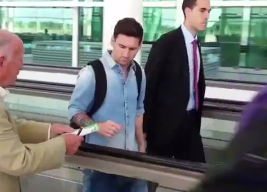 Bolanet's tweet photo. [Video] http://t.co/MjMhFIrtYM - Tertangkap Kamera! Arogan, Messi Tolak Beri Tanda Tangan Seorang Kakek http://t.co/Ep8Kt4Mh8U