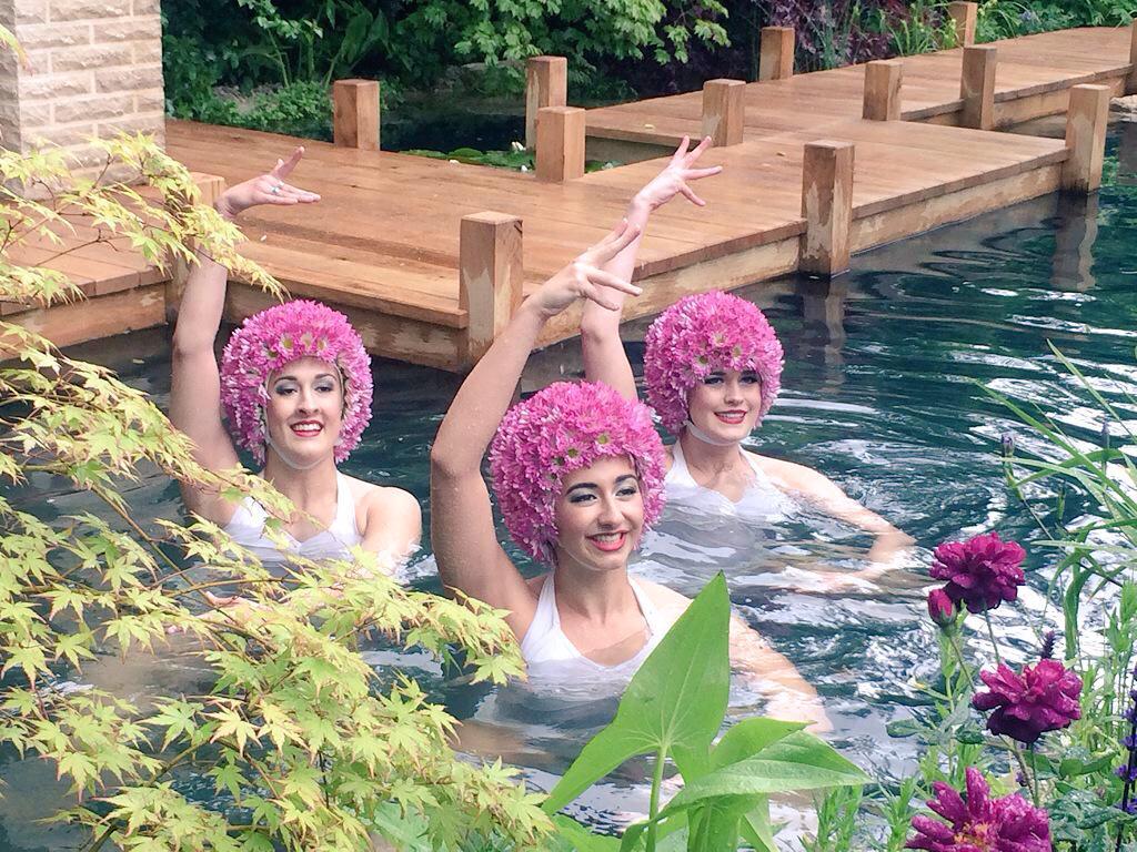 The_RHS's tweet photo. The @Aquabatix1 girls have just braved the elements to enjoy the amazing @MandGGarden at #RHSChelsea! http://t.co/aa1WkBdU9i