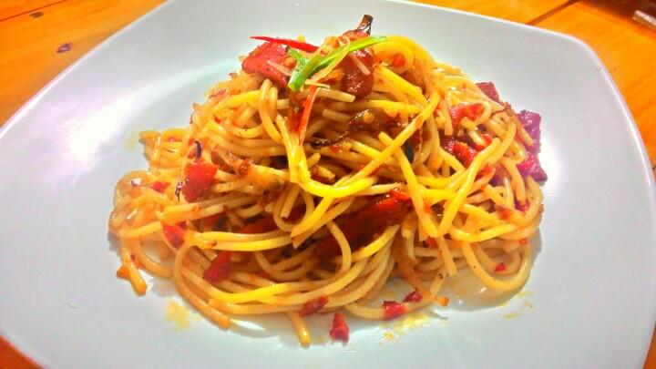kedaiberisik's tweet photo. Spaghetty Aglio Oglio Rp 12.000 Spaghetty saus pedas,irisan sosis&amp;parutan keju #KulinerBDG #KulinerBandung https://t.co/LlTMnAUX6T