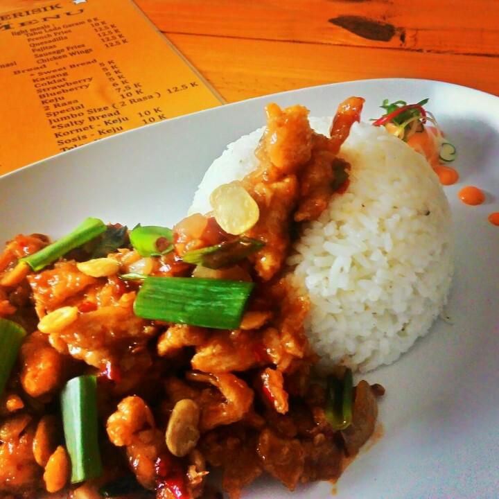 kedaiberisik's tweet photo. Chicken Sezchwan Rp12.000 Ayam iris&amp;jamur ditumis dengans saus pedas khas chinesse #kulinerBDG #KulinerBandung https://t.co/WlqHF31bfH
