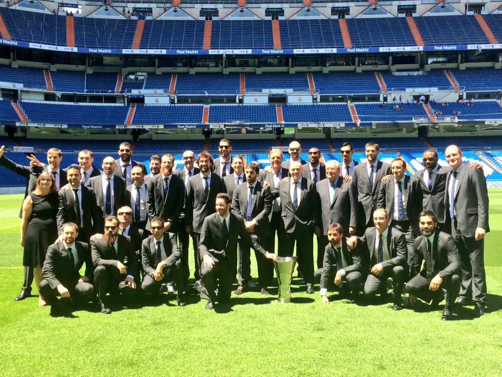 RMBaloncesto's tweet photo. ¡Los campeones de Europa! Muy GRANDES! #LaNovenaEsNuestra #HalaMadrid http://t.co/66VotVMPdE