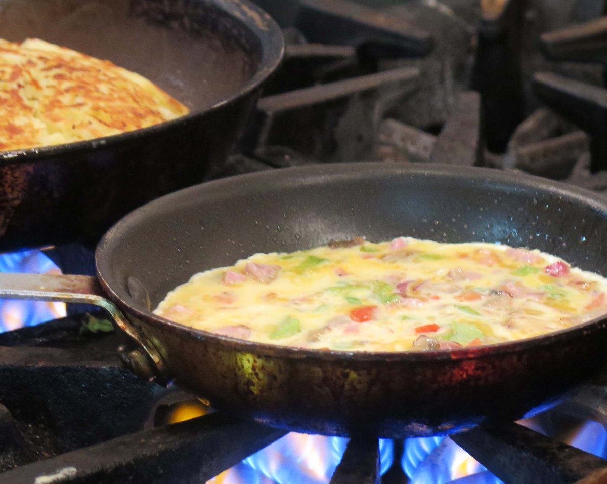 RichtreeSq1's tweet photo. Start the day #right with a #hotbreakfast from #richtree. How to make #Monday your #favourite day of the week! http://t.co/R9XkKUDdGJ