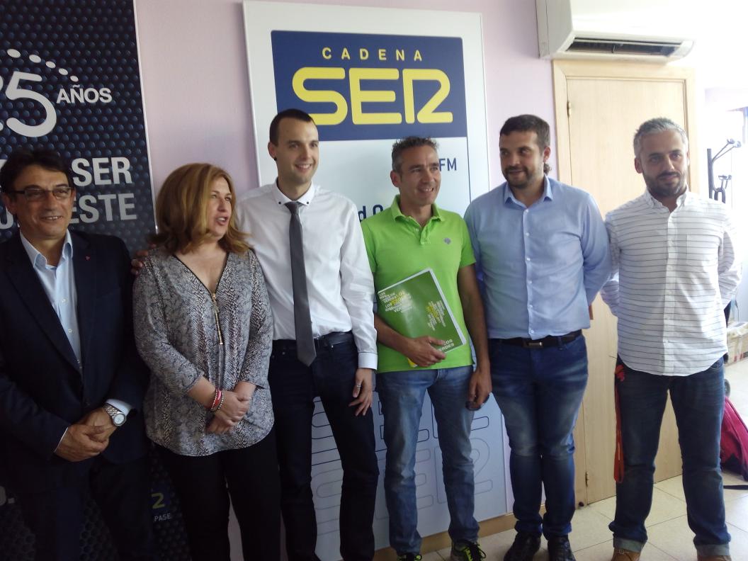 VerdeDircom's tweet photo. @JuanCVerdeGV en la foto oficial del debate electoral de #alcorcon en @SER_MadridOeste http://t.co/Kbf7mfO0AZ
