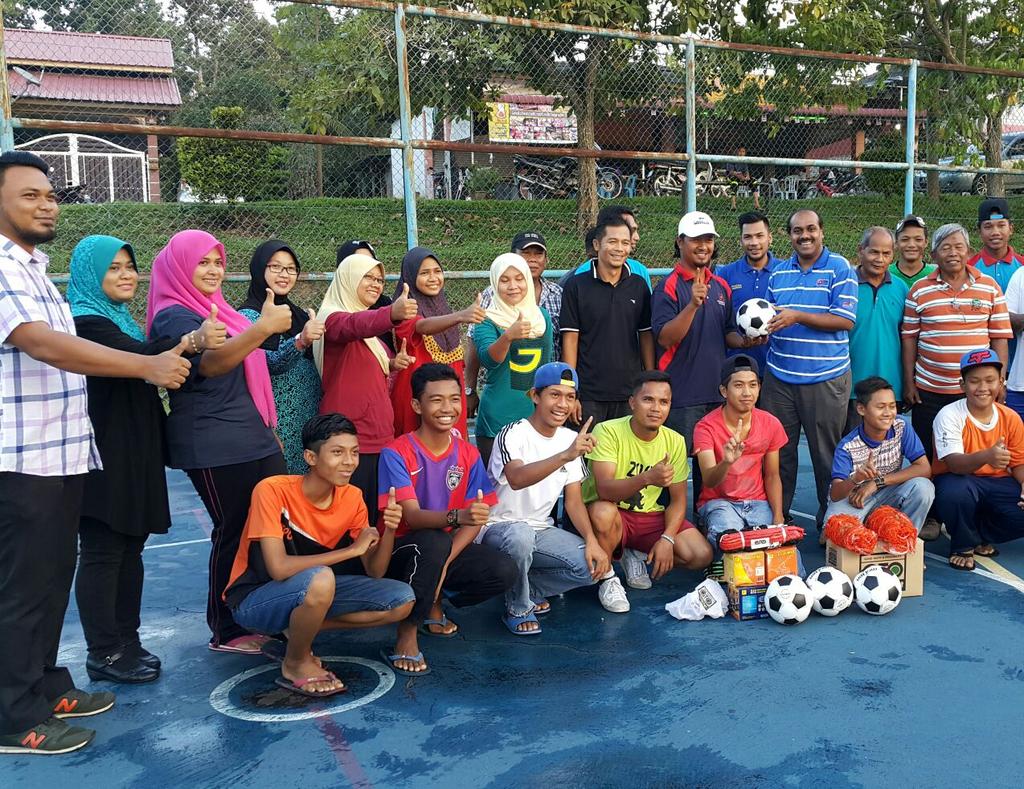 Vidyananthan's tweet photo. @HishammuddinH2O @zeekay15 @hati_sembrong @hati_johor @kelabmediajohor Menyampaikan Peralatan Sukan D Felda Ulu Denga http://t.co/tJoRTibel7