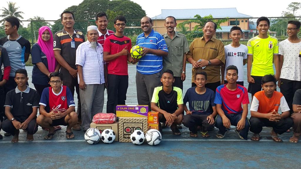 Vidyananthan's tweet photo. @HishammuddinH2O @zeekay15 @TajulRazi @barisanasional Menyampaikan Peralatan Sukan Utk Para Belia DFelda Kahang Barat http://t.co/EFUZzzjUKy