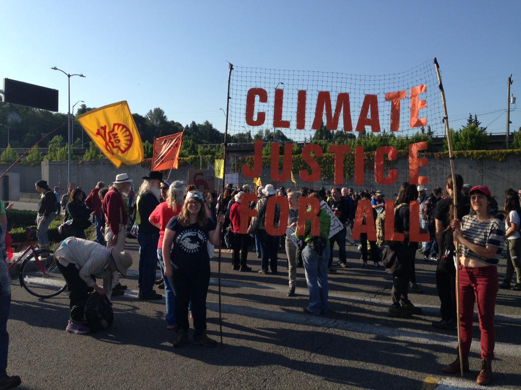 PriceofOil's tweet image. Things getting tactical. We've got a bridge and three entrances to blockade. We're on it. #ShellNo #YouShellNotPass