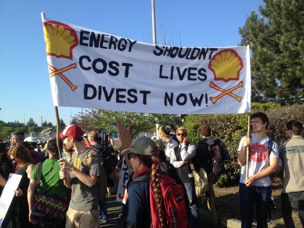 zoevirginia's tweet photo. Over the weekend @Shell's share price dropped $2.Yet they say we wont effect them. #ShellFail #SeattleVsShell http://t.co/CoRGs8IEga