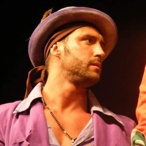 Para cantarle al mundo hace falta una voz, q cuand cante se levante y claro suene haciendo ruidos de alegría y pasion