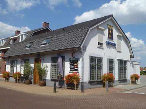 De Mona, toch wel bij de meeste Mierlonaren een bekend uitgaanscentrum. Gebouwd rond 1900.